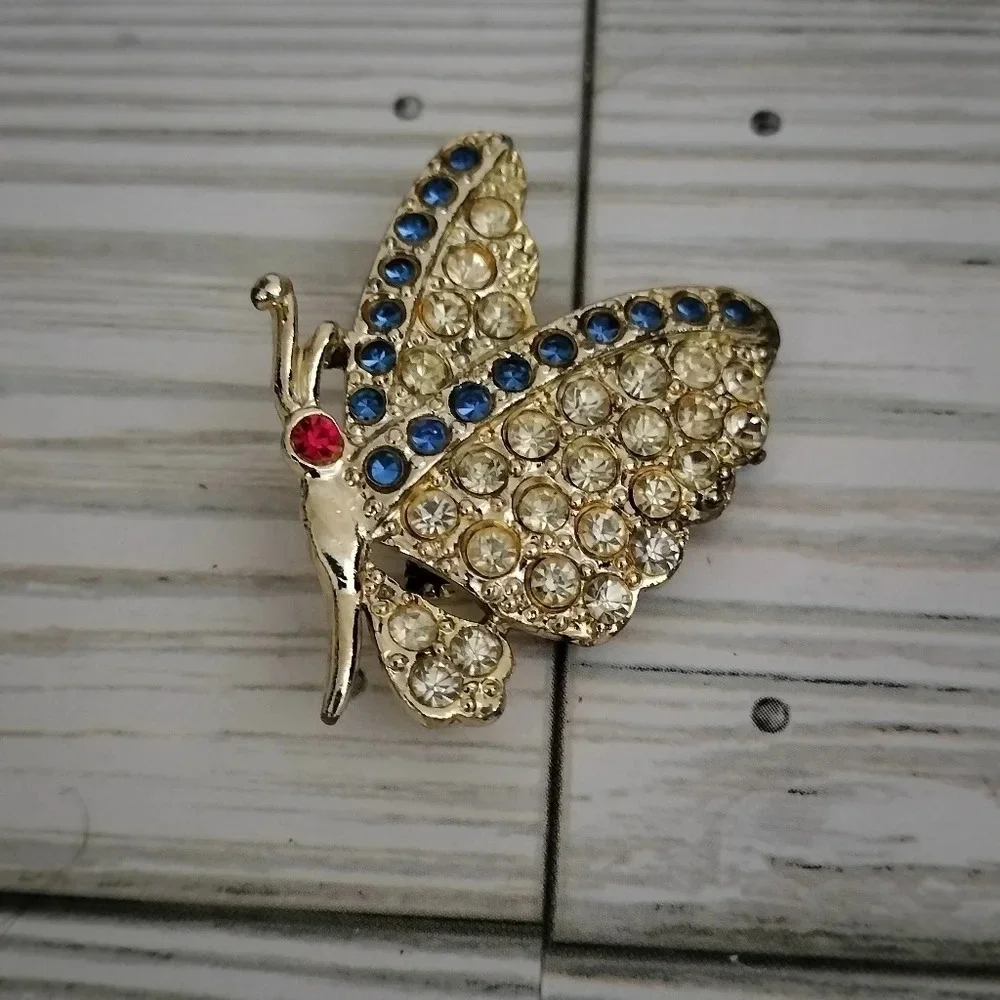 Delightful Vtg Gold Tone Pave Clear Lt Blue Rhinestone Side BUTTERFLY Pin